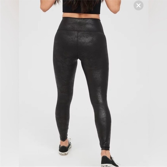 OFFLINE By Aerie The Hugger Crossover High Waisted Crackle Legging Black Medium - Picture 2 of 8